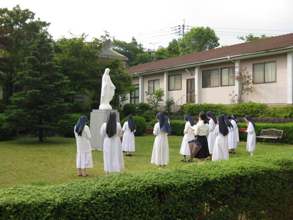 Siostry Japonki przy figurze Niepokalanej
